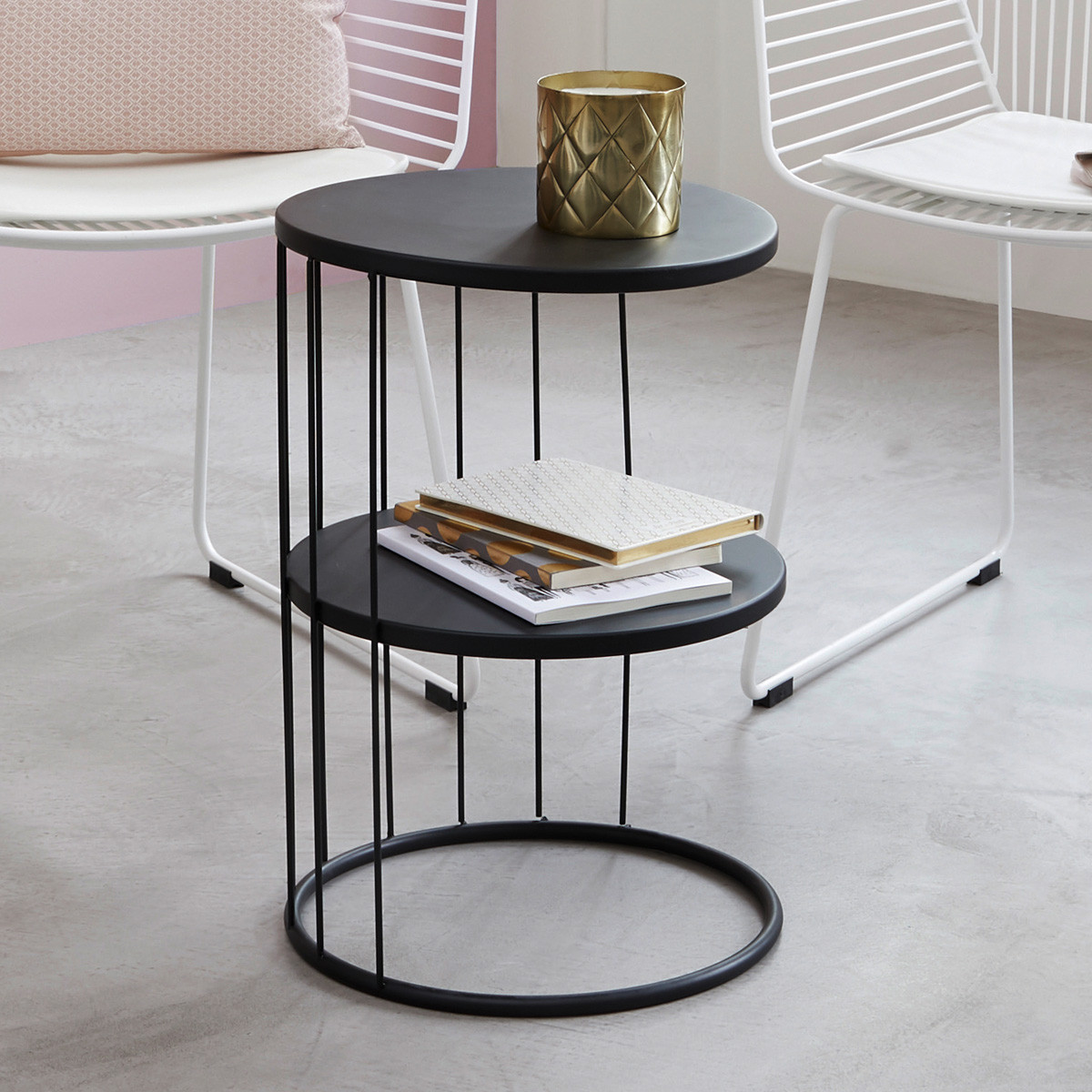 https://www.decomania.fr/700721-product_hd/table-d-appoint-design-et-originale-en-metal-noir-kobu-h-52-cm-archi-feminin.jpg
